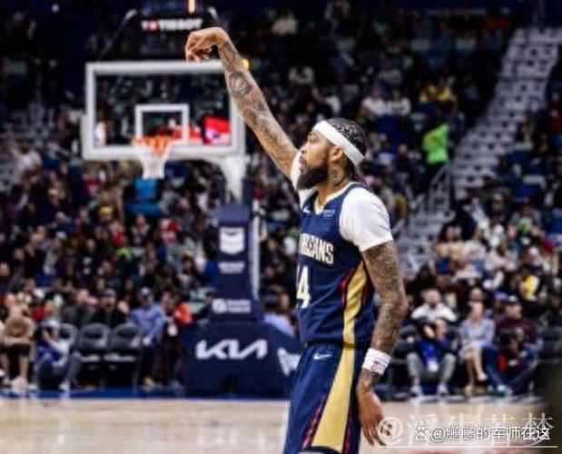 奥尼尔接到布克右侧传球,命中远距离三分 奥尼尔接到布克右侧传球,命中远距离三分